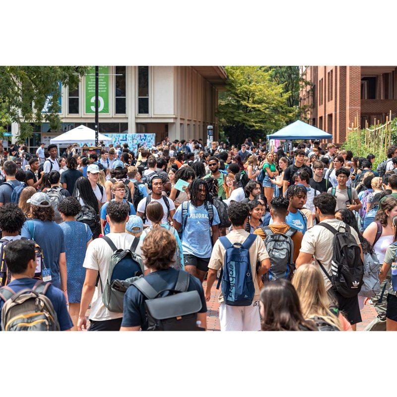 学生 walk through the Pit on first day of classes